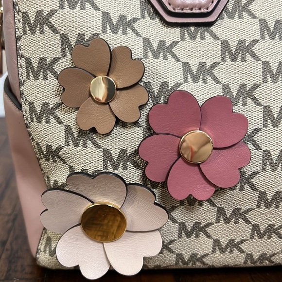 Michael Kors Bag Floral Appliqué Mercer Medium Duffel Natural pink gold hardware - Picture 11 of 17
